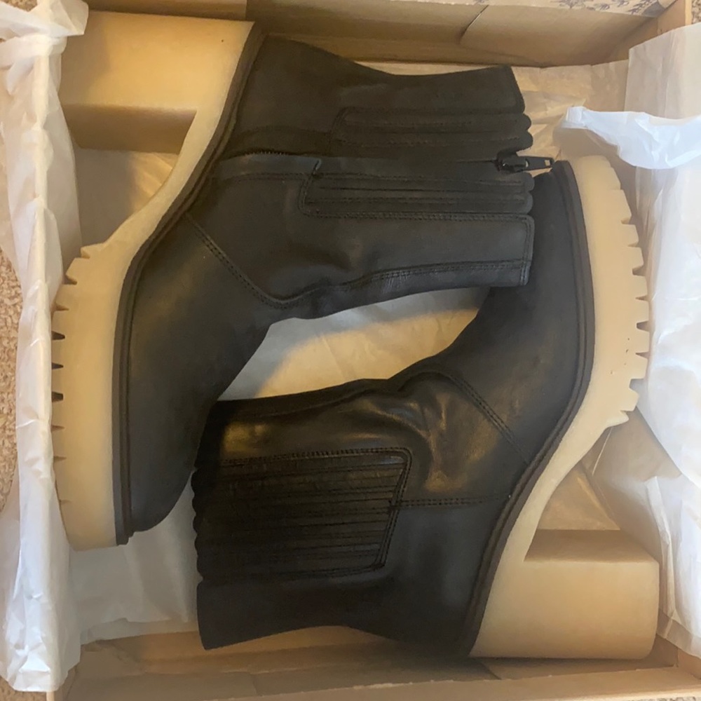 James Chelsea Boot - Black